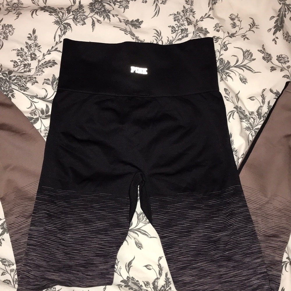 Victoria’s Secret PINK workout leggings